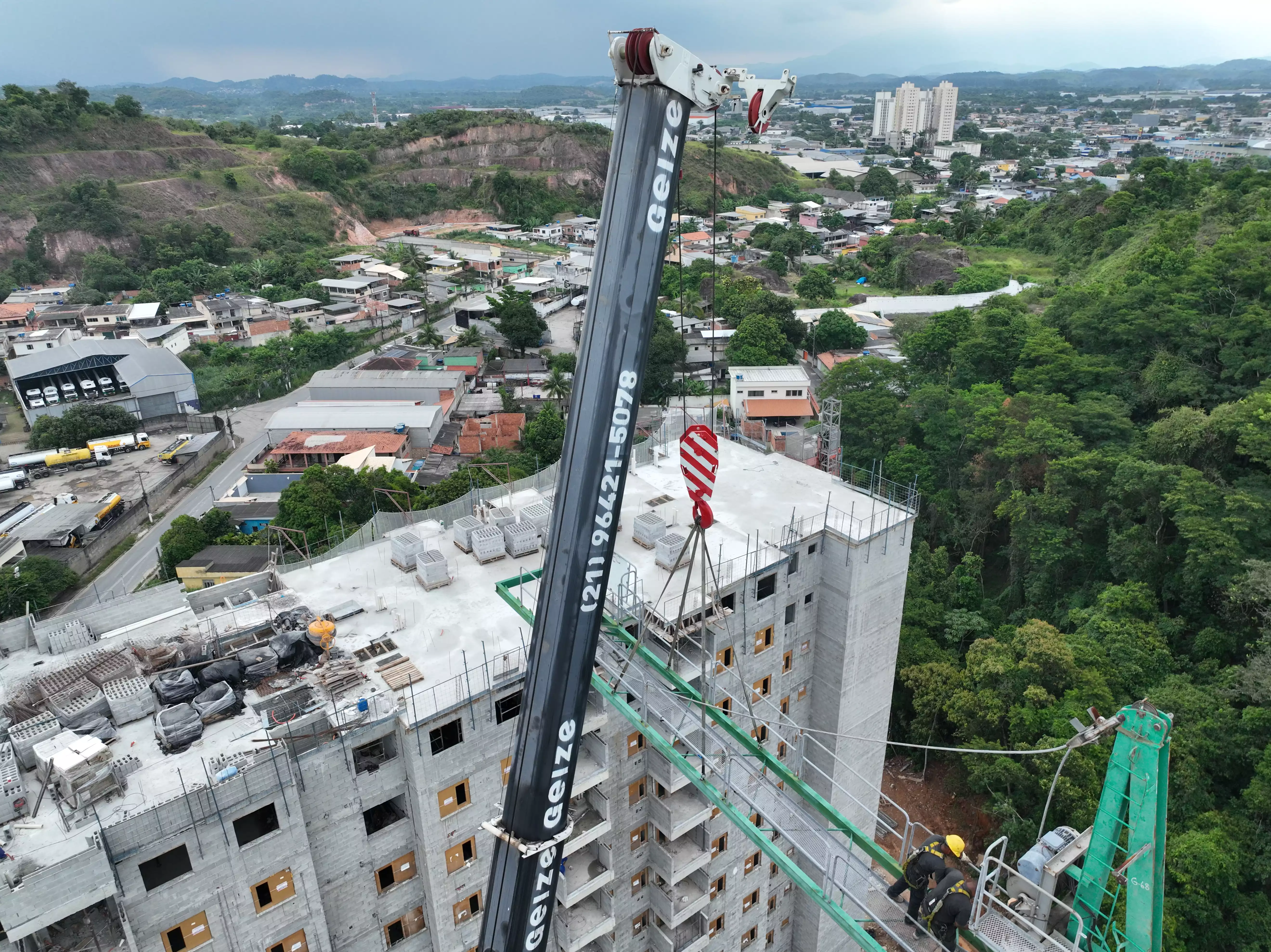 LOCAÇÃO DE GUINDASTE PARA MONTAGEM E DESMONTAGEM DE GRUA